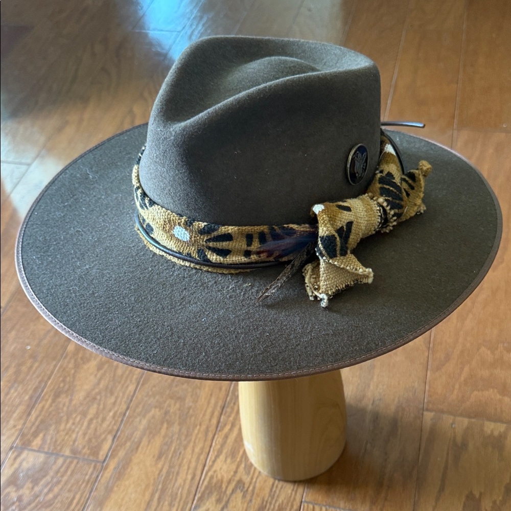 Unisex Stylish Brown Fedora Hat with Graphic Patterned Band & Leather Trim. Sz M